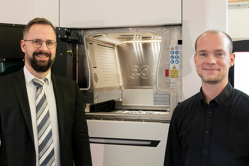 Dr. Kai Hilgenberg, Head of the BAM Competence Centre for Additive Manufacturing and Dr. Martin Epperlein, coordinator of the pilot project in front of the new 3D printing facility for metals (from left to right). Dr. Kai Hilgenberg, Head of the BAM Competence Centre for Additive Manufacturing and Dr. Martin Epperlein, coordinator of the pilot project in front of the new 3D printing facility for metals (from left to right).