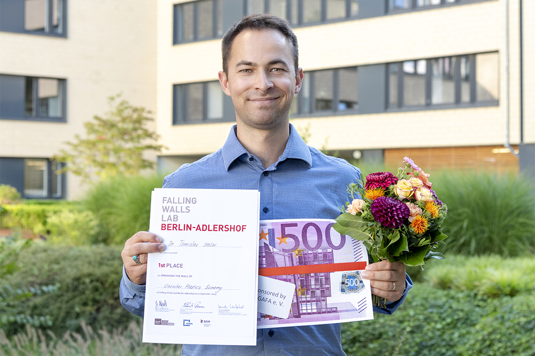 Dr Tomislav Stolar won the Falling Walls Lab Adlershof 2023 with his presentation „Breaking the wall of circular plastics economy” Dr Tomislav Stolar won the Falling Walls Lab Adlershof 2023 with his presentation „Breaking the wall of circular plastics economy”