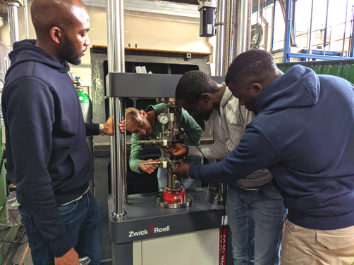 Dr.-Ing. Oded Sobol introduces special hydrogen testing developed at BAM to Namibian doctoral students Dr.-Ing. Oded Sobol introduces special hydrogen testing developed at BAM to Namibian doctoral students