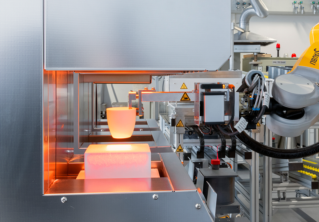 Robotic high-throughput glass melting plant Robotic high-throughput glass melting plant