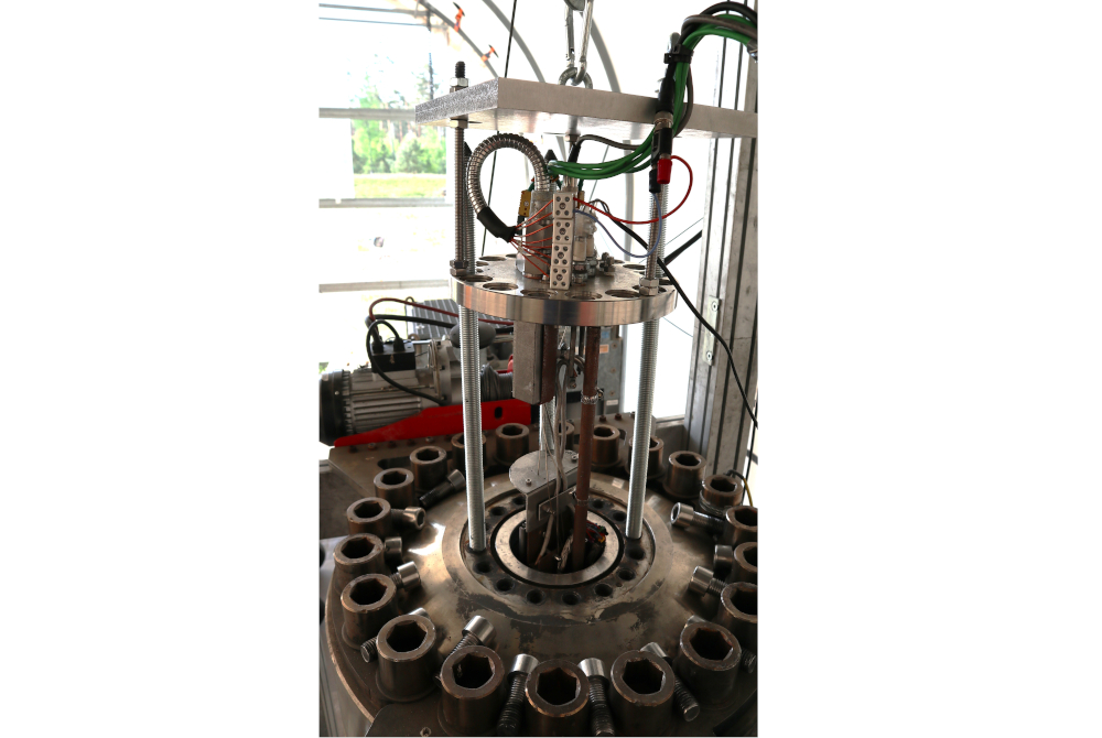 Experimental preparation: Inserting the cell holder on the autoclave lid into the autoclave Experimental preparation: Inserting the cell holder on the autoclave lid into the autoclave