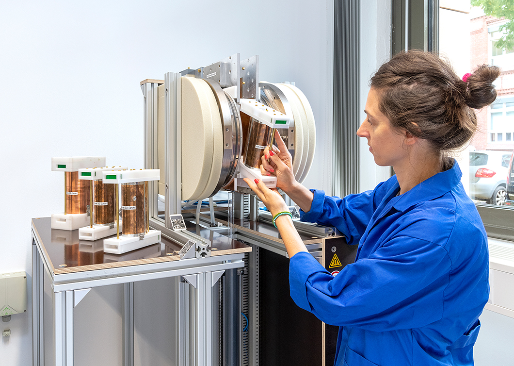 Sabine Kruschwitz at the NMR-Tomograph Sabine Kruschwitz at the NMR-Tomograph