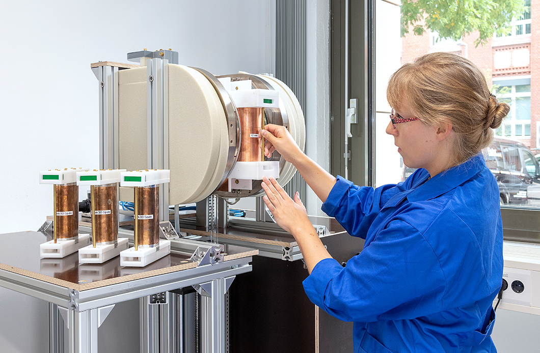 Sarah Munsch working at the NMR tomograph Sarah Munsch working at the NMR tomograph