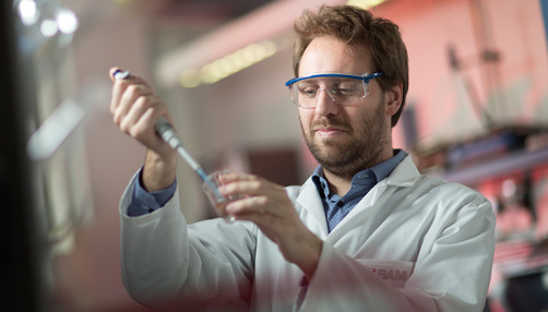 Dr. Jérémy Bell in the laboratory