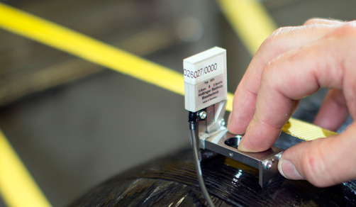 A BAM employee with a control device from the pulse testing facility