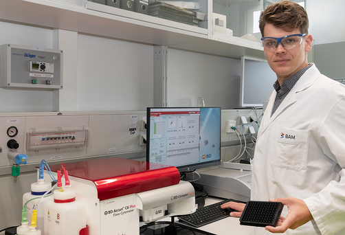 Dr. Timm Schwaar monitoring the SAFIA particles on a flow cytometer Dr. Timm Schwaar monitoring the SAFIA particles on a flow cytometer