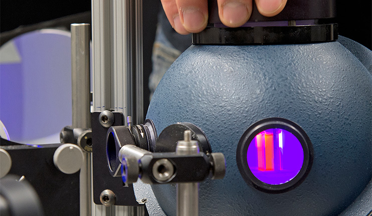 An experiment set-up with the Ulbricht sphere, mirrors and a light source. An experiment set-up with the Ulbricht sphere, mirrors and a light source.
