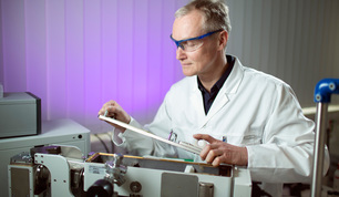 BAM employee Dr. Andreas Thünemann using a SAXS device