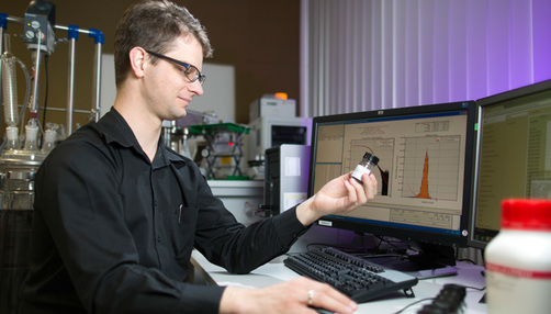 BAM employee Brain R. Pauw at his computer, with the analysis software visible on screen. BAM employee Brain R. Pauw at his computer, with the analysis software visible on screen.