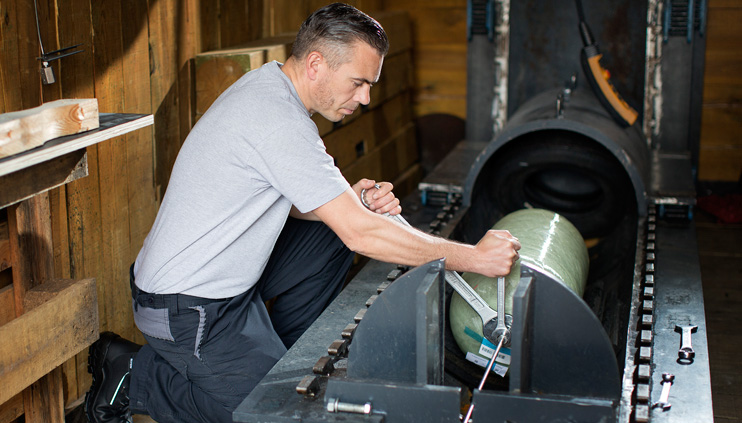 BAM testing engineer André Schoppa shuts a pressurised gas container into the testing plant. BAM testing engineer André Schoppa shuts a pressurised gas container into the testing plant.