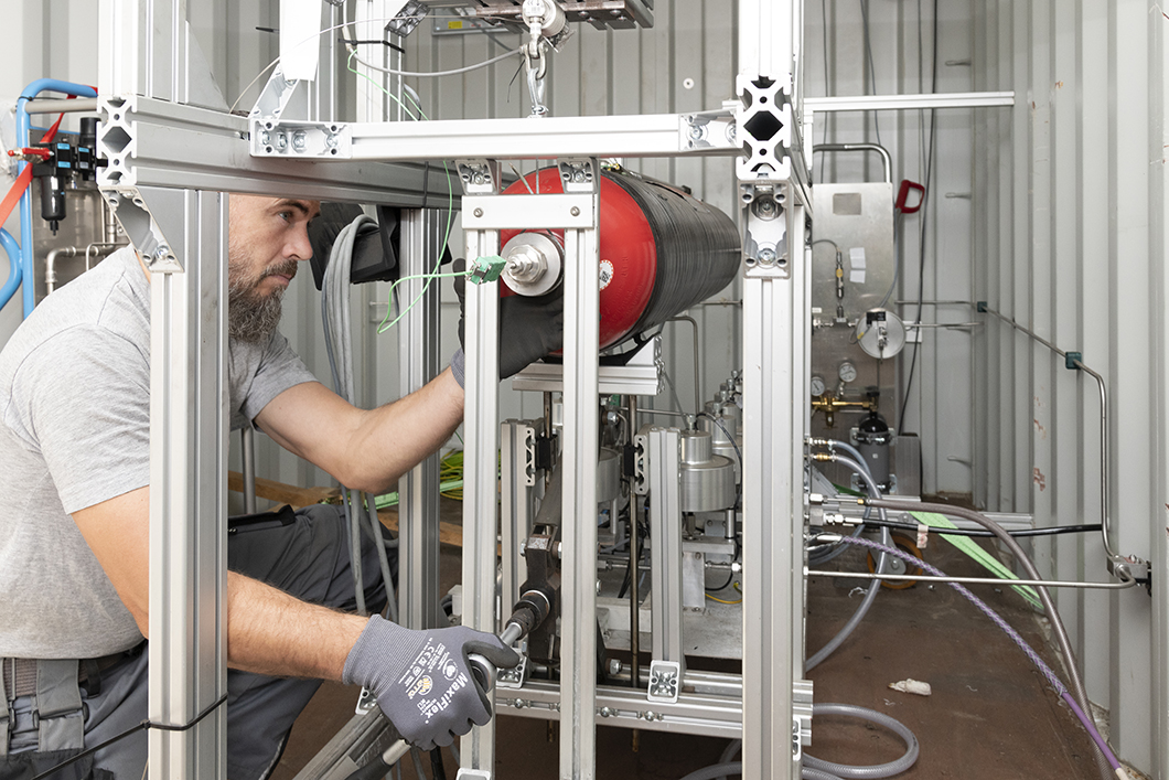 Equipment for filling hydrogen storage tanks Equipment for filling hydrogen storage tanks