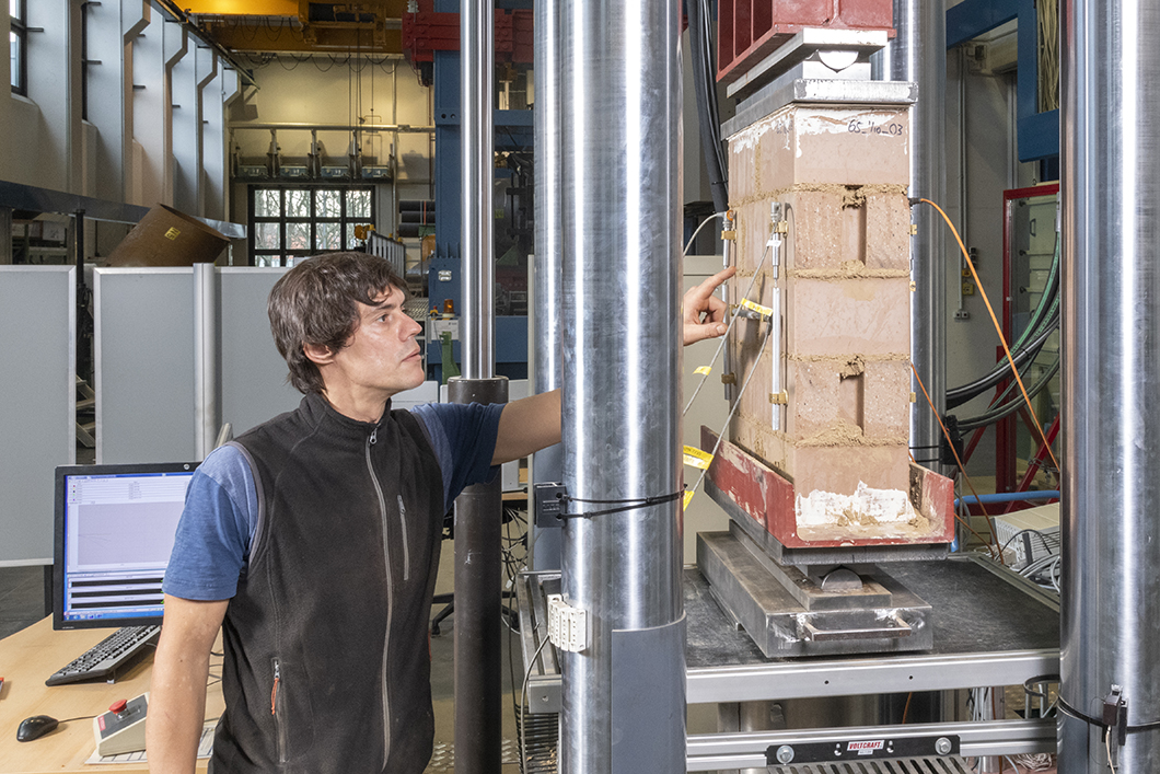 Earth masonry sample in the test facility Earth masonry sample in the test facility