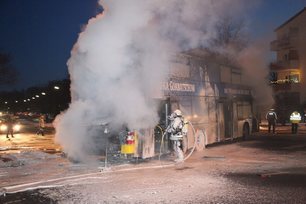 Berlin: A Berlin public transport double decker burned so fiercely at the Johannisthaler Chaussee and Kölner Damm crossing that the fire brigade had to use foam to extinguish the fire. The police diverted the traffic. Berlin: A Berlin public transport double decker burned so fiercely at the Johannisthaler Chaussee and Kölner Damm crossing that the fire brigade had to use foam to extinguish the fire. The police diverted the traffic.