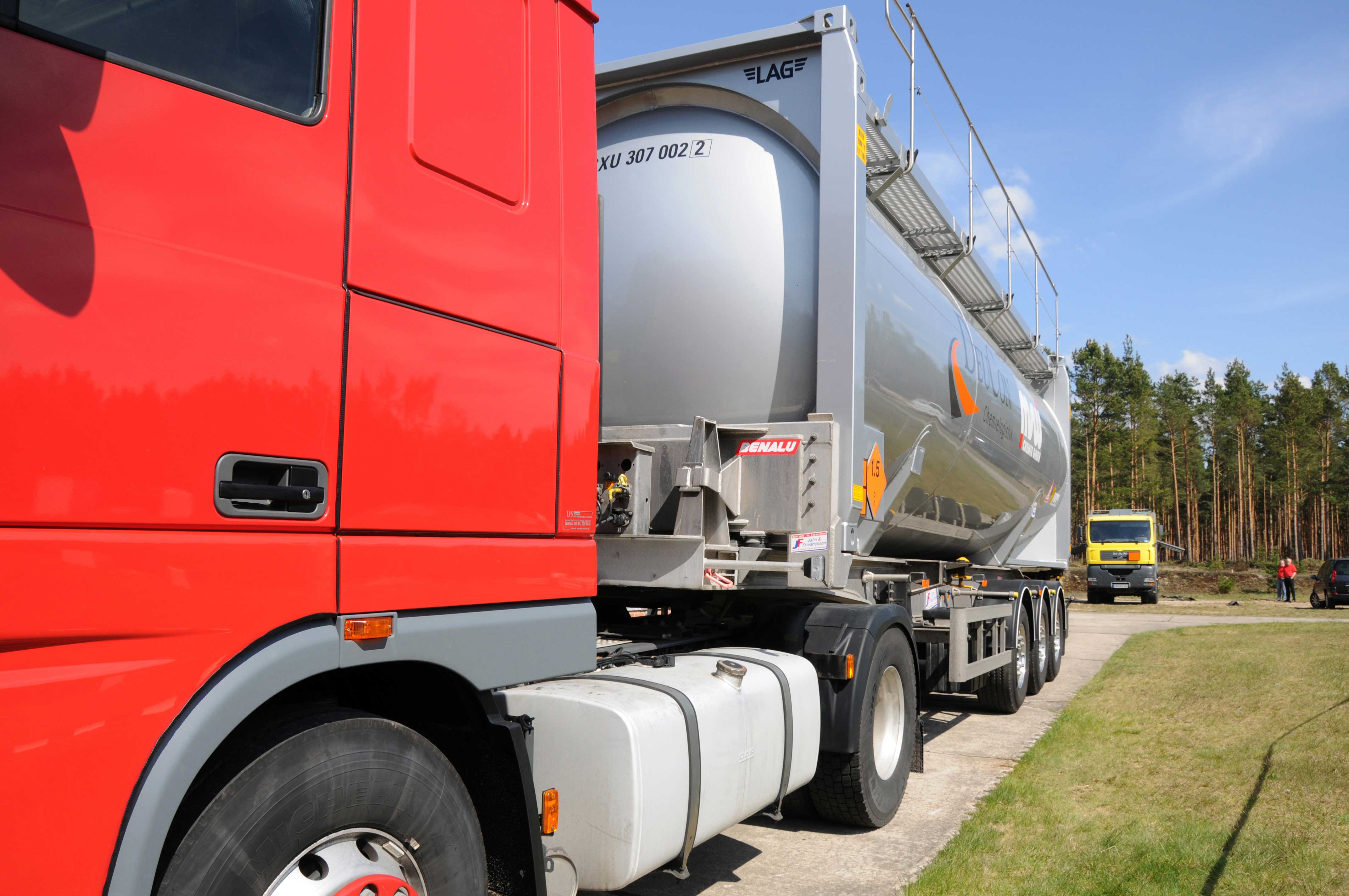 Truck for the transport of dangerous goods Truck for the transport of dangerous goods