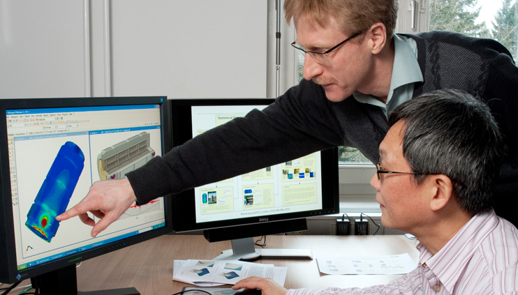 Dr. Holge Völzke (standing) and Dr. Linan Qiao assess the simulation of a container for highly radioactive waste. Dr. Holge Völzke (standing) and Dr. Linan Qiao assess the simulation of a container for highly radioactive waste.