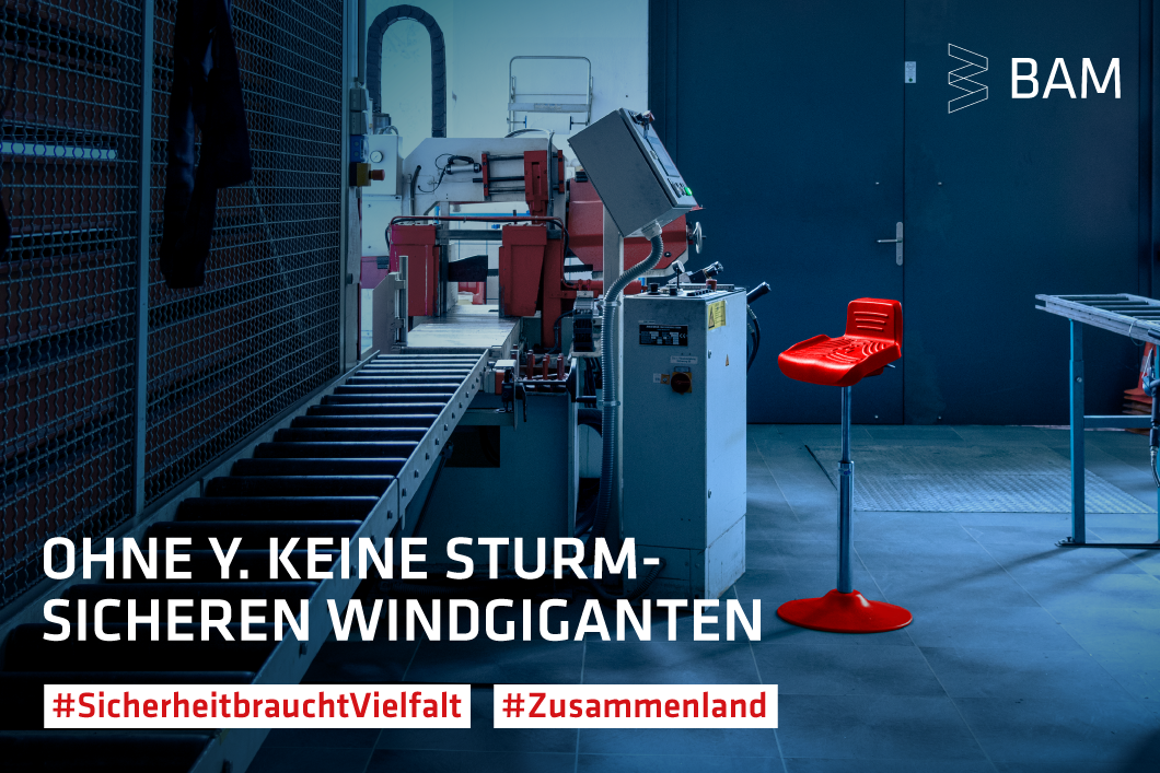 Kampagne-Vielfalt - Ohne Y. keine sturmsicheren Windgiganten Leeres dunkles Labor mit einem roten Hochstuhl, der heraussticht, vor einem Steuerungspult