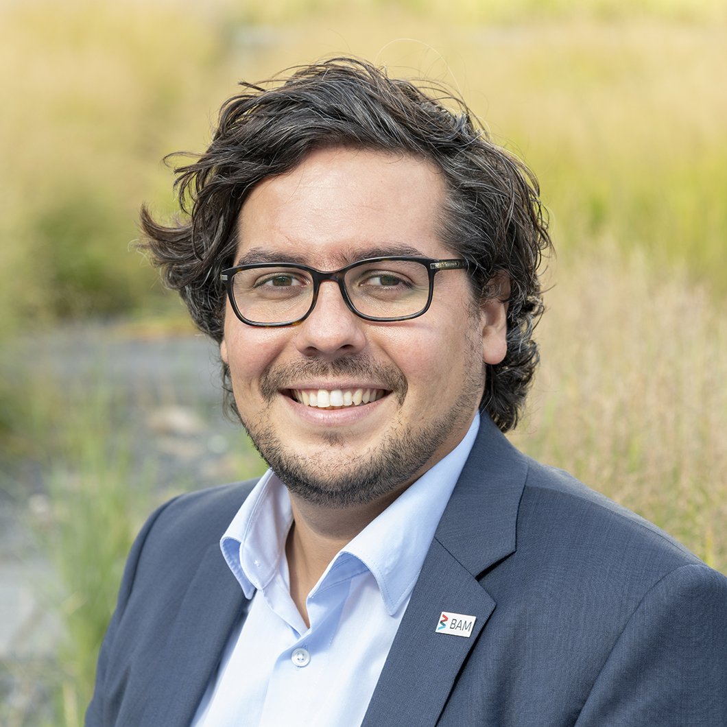 Dr. Carlos Enrique Abad Andrade Dr. Carlos Enrique Abad Andrade, Fachbereich Anorganische Referenzmaterialien der Bundesanstalt für Materialforschung und -prüfung (BAM)