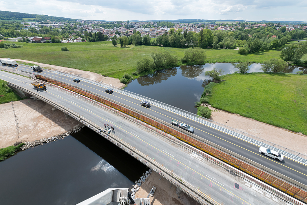 Ultraschallmessungen an einer Brücke Brücke mit Baustelle