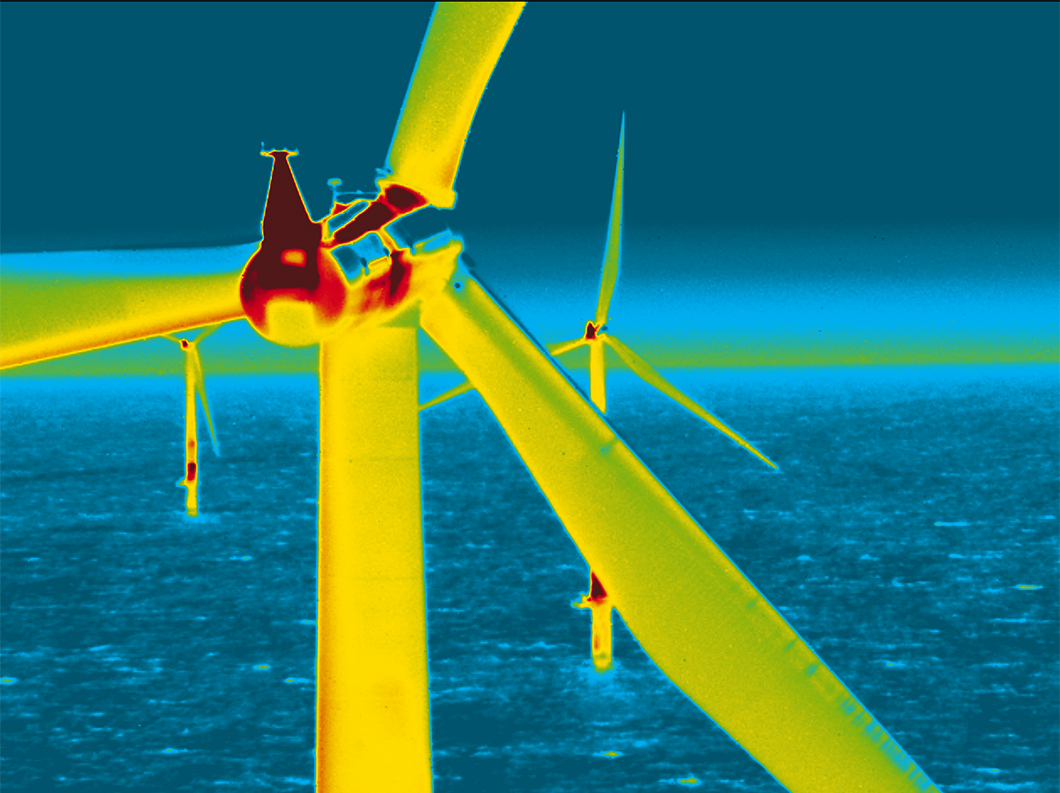 Passive Thermografie - WKA Thermogramm einer Windkraftanlage auf hoher See