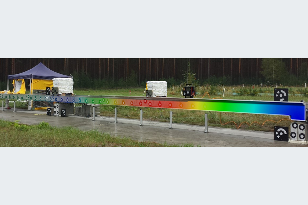 Paper des Monats 06/2023: TF Infrastruktur Das Foto zeigt den Versuchsaufbau mit einer Versuchsbrücke in kleinerem Maßstab