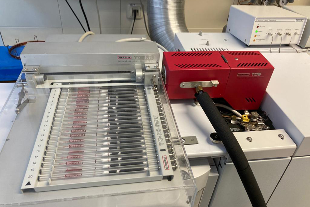 Paper des Monats 06/2023: TF Umwelt Das Bild zeigt einen Autosampler mit Probenahmerohren für die gaschromatografische Analyse von sehr flüchtigen organischen Verbindungen (VVOC)