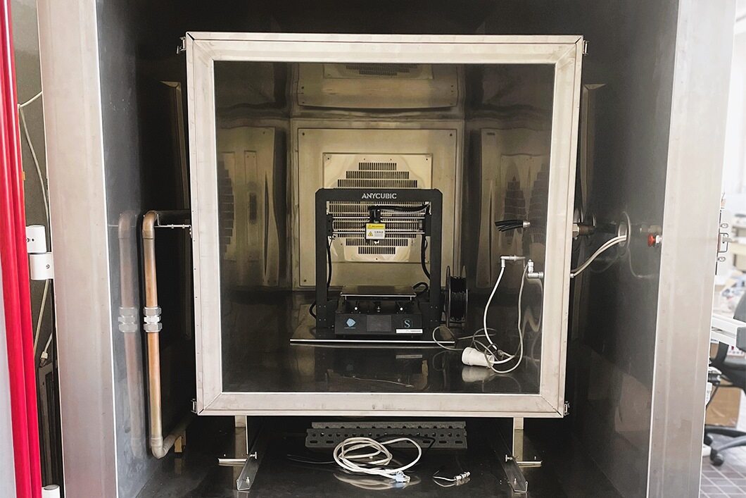 Paper des Monats 12/2023: TF Umwelt FFF-3D Drucker in einer Emissionsprüfkammer.