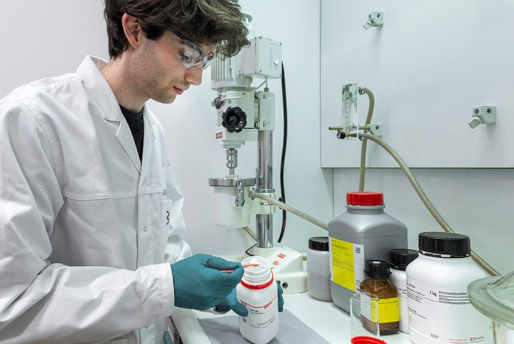 Auf die richtige Mischung kommt es an. Das BAM-Team entwickelt spezielle Festelektrolyten auf Basis von Natrium-Superionenleitern (NASICON). Auf die richtige Mischung kommt es an. Das BAM-Team entwickelt spezielle Festelektrolyten auf Basis von Natrium-Superionenleitern (NASICON).