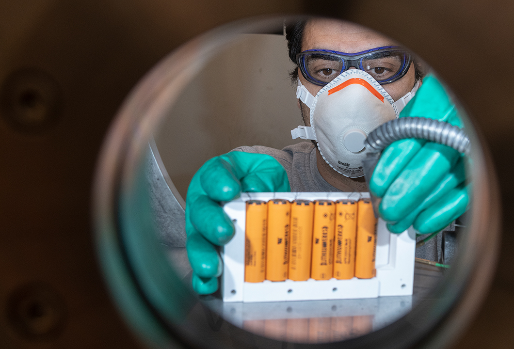Im Testzentrum werden Batterien Belastungen ausgesetzt und multisensorisch überwacht. Batterietestzentrum, Batterien bei einem Versuch in der Prüfkammer