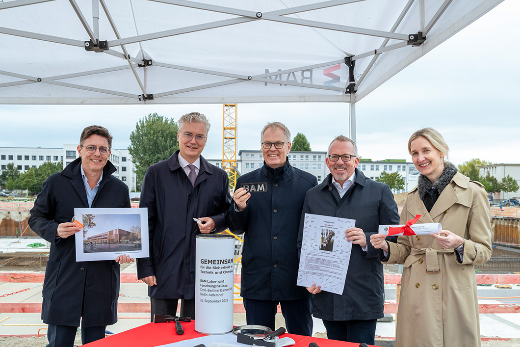 Textilbeton Im Rahmen der feierlichen Grundsteinlegung befüllen die Projektbeteiligten die Zeitkapsel für den Labor- und Forschungsneubau der BAM in Berlin-Adlershof.