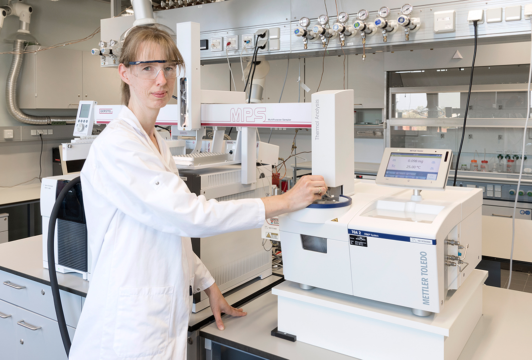 Frau Dr. Korinna Altmann am Thermodesorption-Gaschromatographie-Massenspekrtometrie Frau Dr. Korinna Altmann am Thermodesorption-Gaschromatographie-Massenspekrtometrie (TED GC MS)