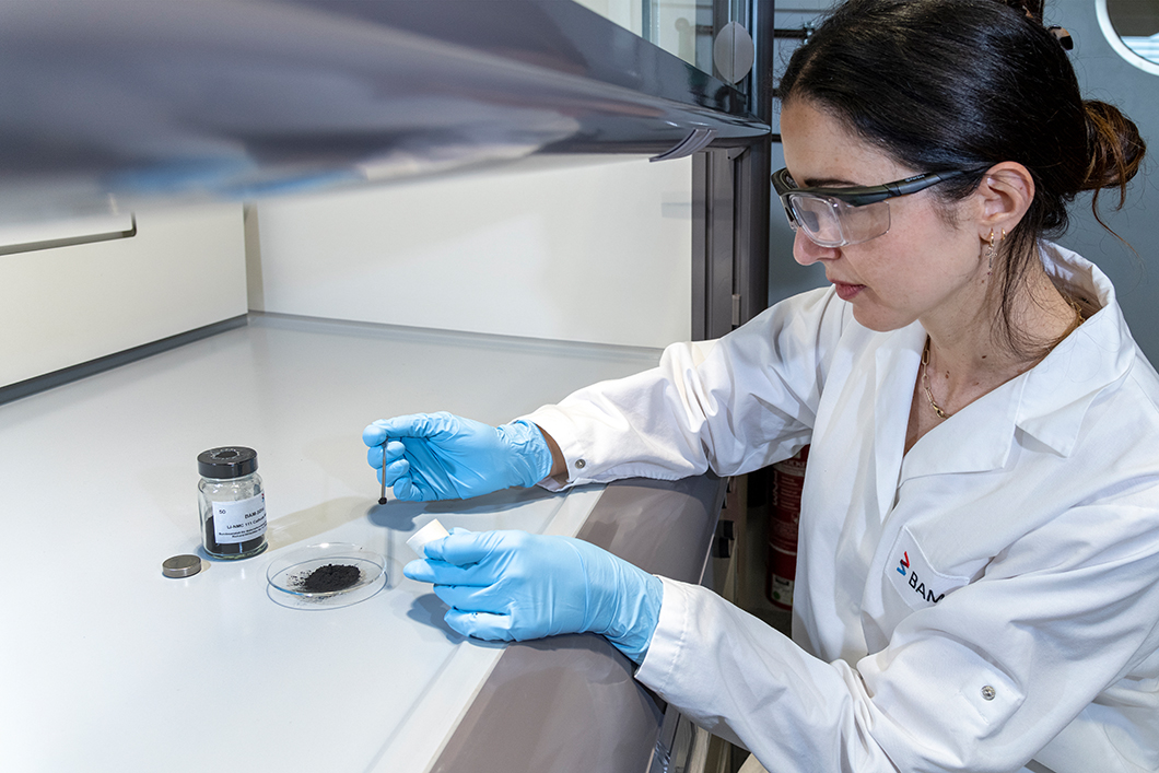 Referenzmaterialien für Lithium-Akkus Wissenschaftlerin arbeitet mit Referenzmaterial für Lithium-Akkus