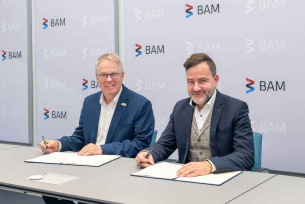 Unterzeichnung des MoU zwischen BASt und BAM Die Präsidenten der BAM und der BASt, Prof. Dr. Ulrich Panne und Prof. Dr. Markus Oeser bei der Unterzeichung des MoU.