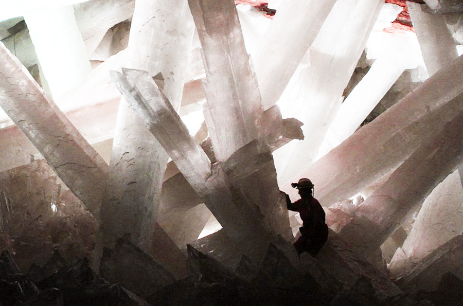Gipskristalle in einer der Höhlen der Mine von Naica Anhydrit-Kristalle in der Naica-Mine, Mexiko