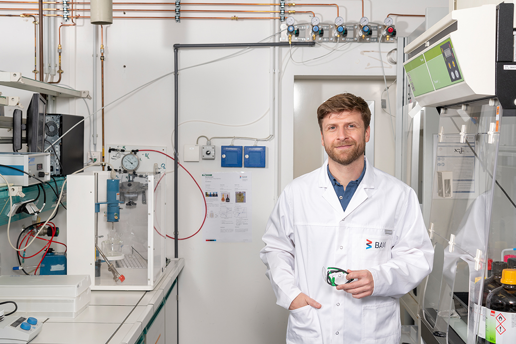 Neue Forschungsinfrastruktur für Batterien Wissenschaftler Tim Fellinger in seinem Labor
