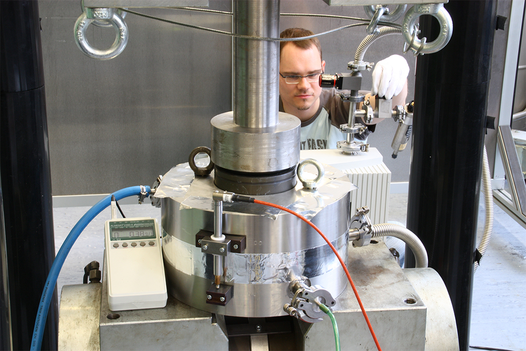 Untersuchungen zum Langzeitverhalten von Metalldichtungen für Behälter mit radioaktivem Abfall Untersuchungen zum Langzeitverhalten von Metalldichtungen für Behälter mit radioaktivem Abfall