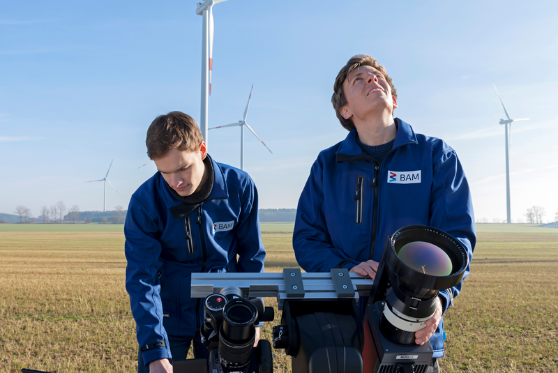 Windenergie: Innovative Prüfmethoden für langlebigere Rotorblätter Mit einer Wärmebildkamera lasssen sich frühzeitig Materialschwächen an einem Rotorblatt erkennen.