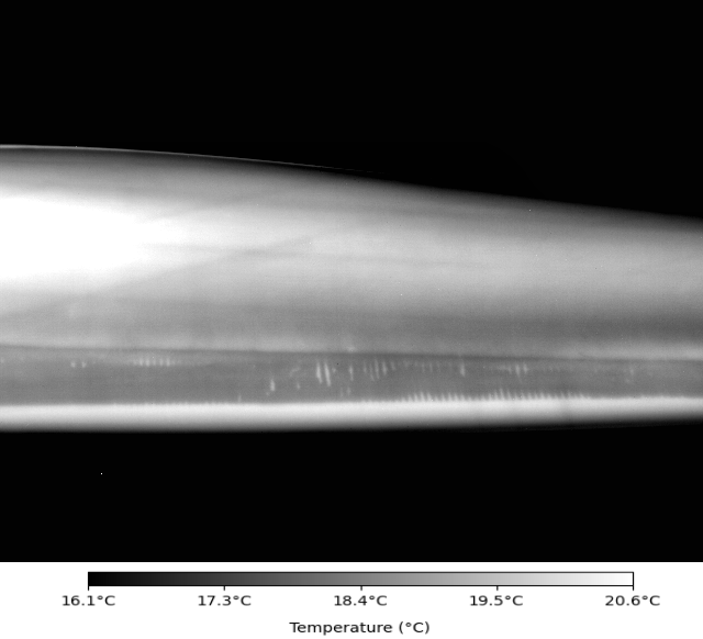 Thermografische Aufnahme eines Rotorblattes Thermografische Aufnahme eines Rotorblattes im Betrieb mit sichtbaren Fehlstellen in der inneren Verklebung zwischen Gurt und Schale.