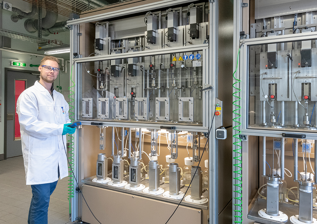 Markus Schilling at the Full Notch Creep Test facility (FNCT) Mitarbeiter vor Zeitstandzugprüfmaschine (FNCT)