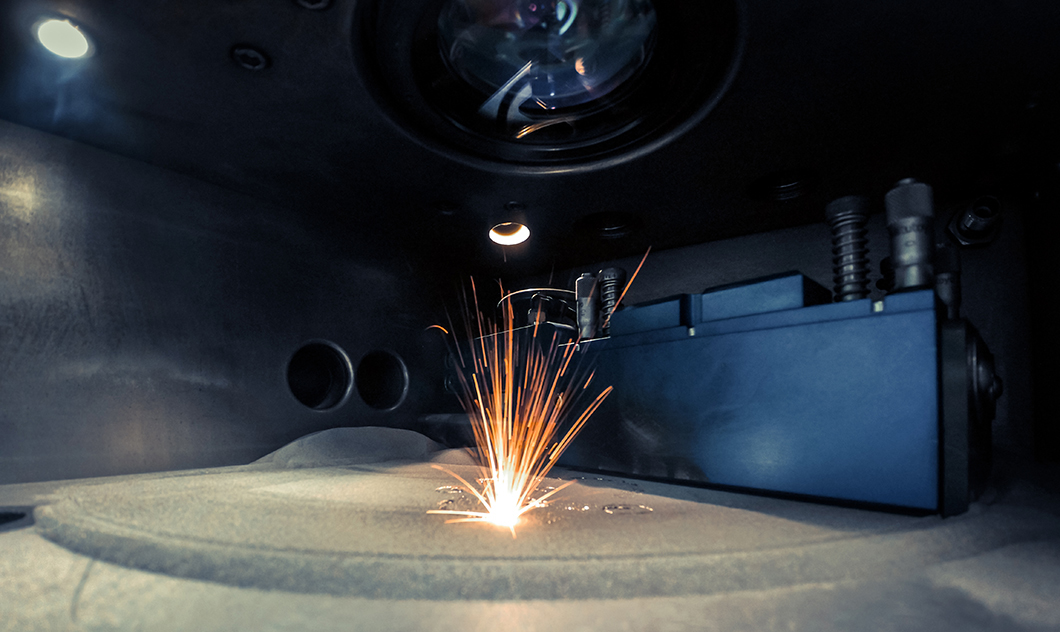 Ein 3D-Drucker, der Metall druckt. Metall wird unter der Einwirkung eines Lasers in Form gesintert. Ein 3D-Drucker, der Metall druckt. Metall wird unter der Einwirkung eines Lasers in Form gesintert.