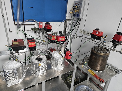 The test setup with pressure-resistant autoclaves The test setup with pressure-resistant autoclaves