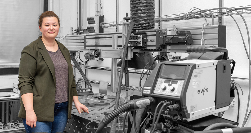 Nina Schröder Projektmitarbeiterin Nina Schröder an ihrem Arbeitsplatz