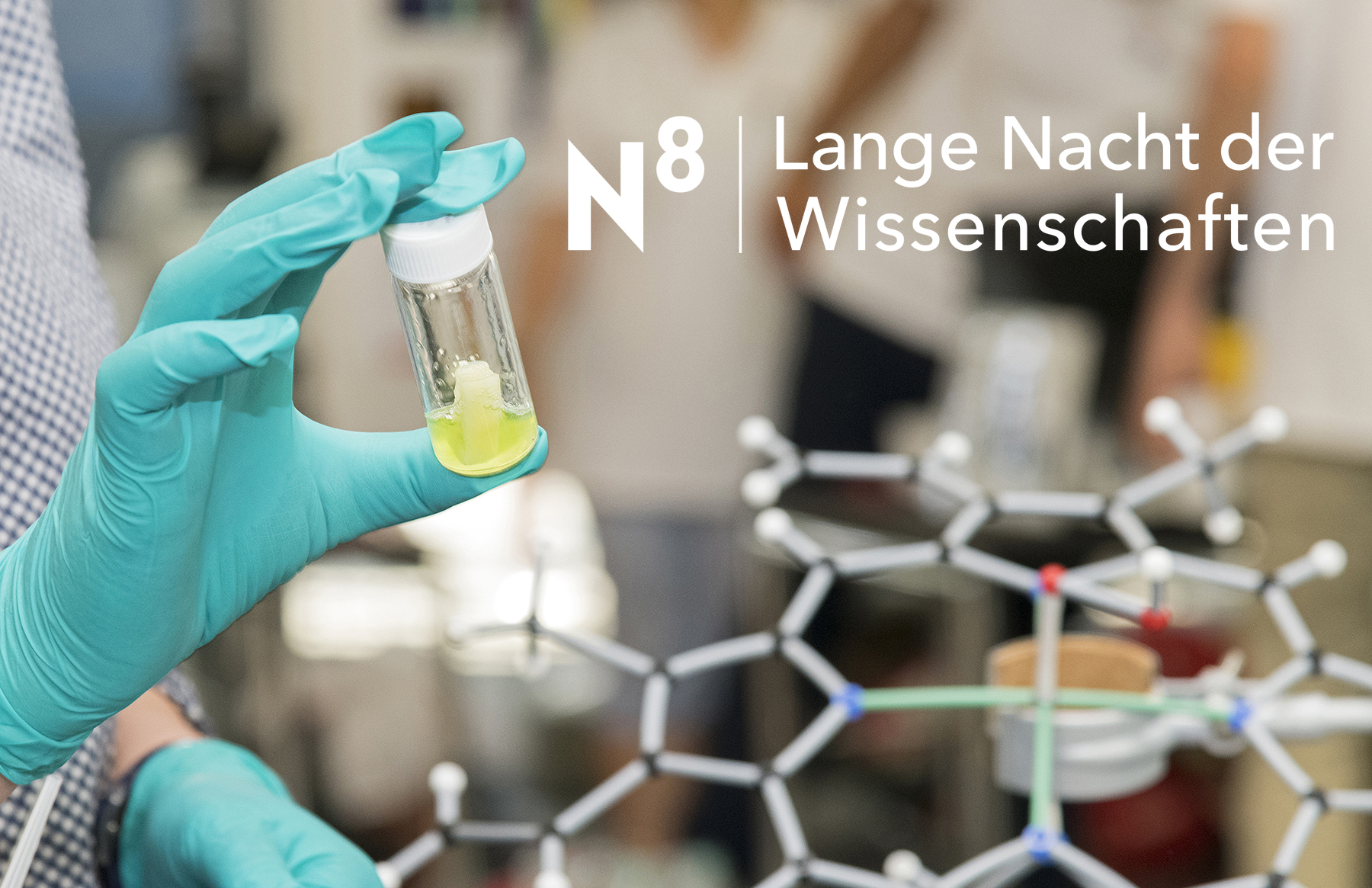 Lange Nacht der Wissenschaften 2023 Hand mit Probenglas und Flüssigkeit