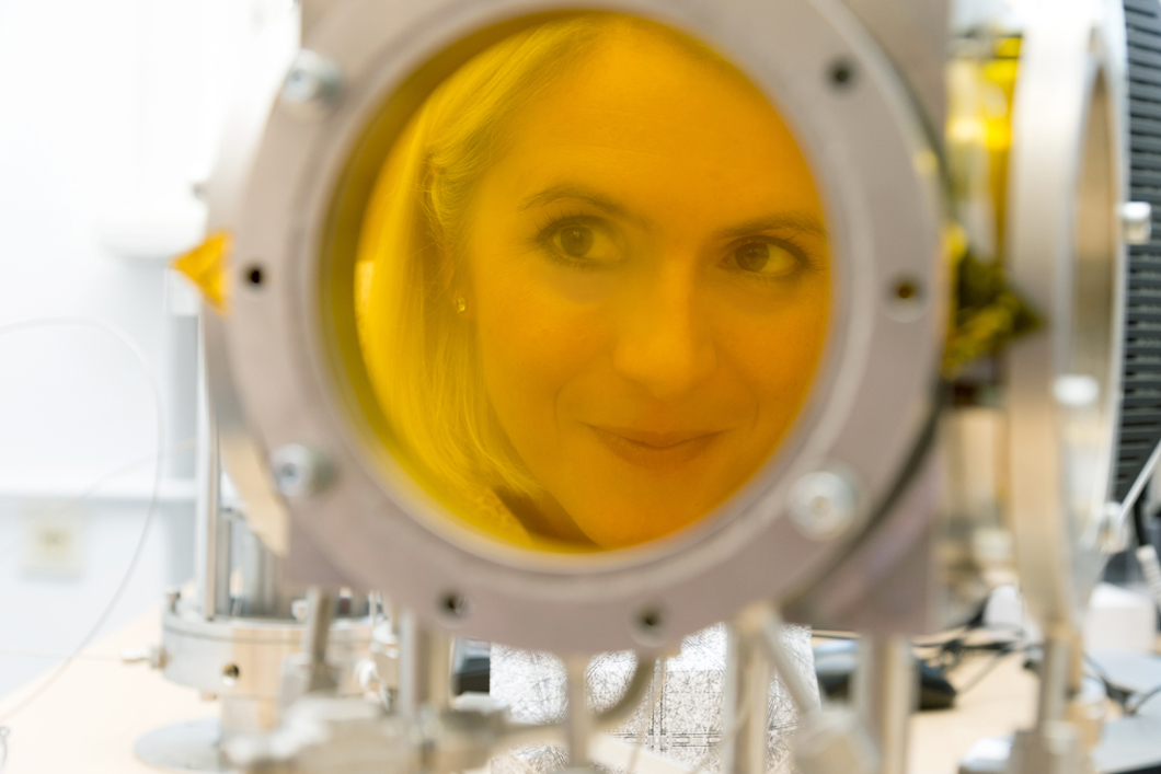 Passion for detail Prof. Dr. Christiane Stephan-Scherb looking through the "X-Cor II” device