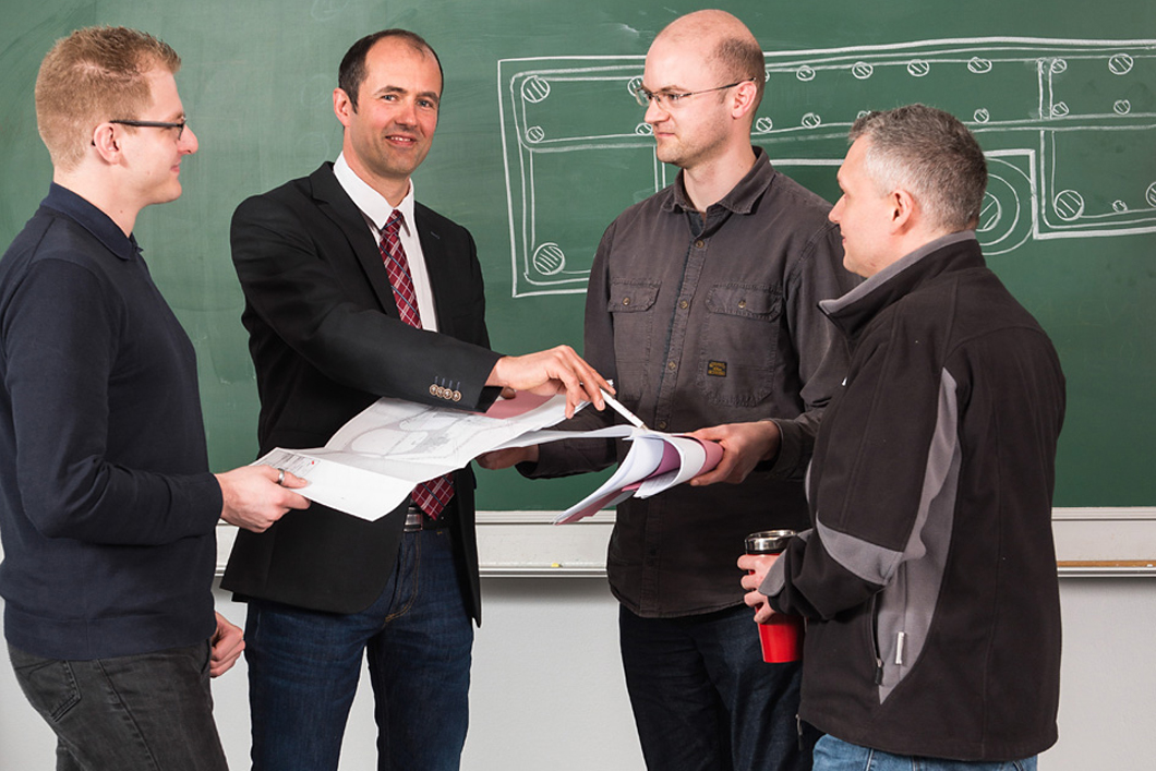 BUILDING BRIDGES Dr.-Ing. Jörg Unger (2nd from left) coordinates an interdisciplinary team in BAM’s infrastructure focus area. Their task is to develop forecasts for the service life of bridges.