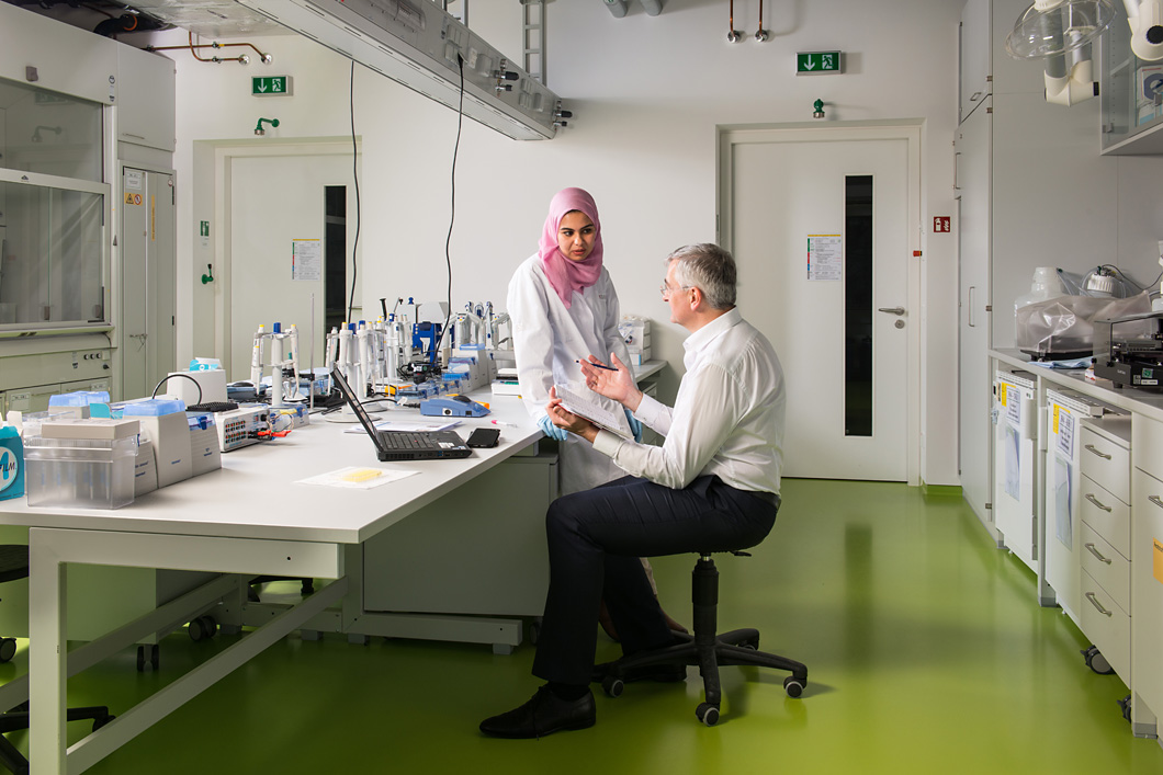 Im Fluss Dr. Rudolf Schneider und Nahla Abdelshafi forschen an einem einfachen Verfahren zur Ermittlung von Umweltgiften z.B. in Gewässern und Trinkwasser.