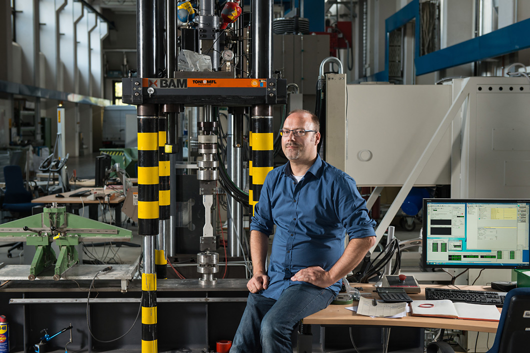 Pionier des Bio-Beton Dr. Dipl.-Ing Wolfram Schmidt in der Prüfhalle der Abteilung Bauwerksicherheit. Eine seiner Betonproben wird auf Zug und Druck getestet.