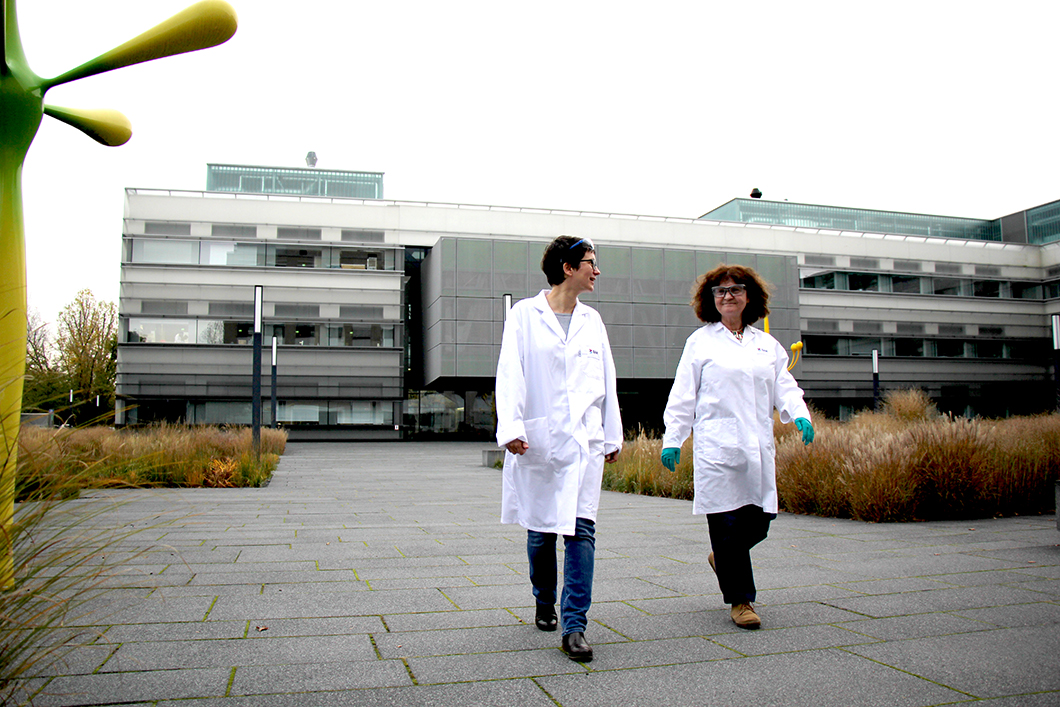 Science in the City Visiting scientist Dr Ana Belenguer (right) with BAM scientist Dr Franziska Emmerling in Adlershof