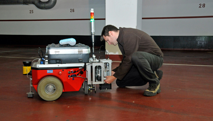 Selbstnavigierendes Robotersystem BetoScan bei der großflächigen Zustandsanalyse im Parkhaus