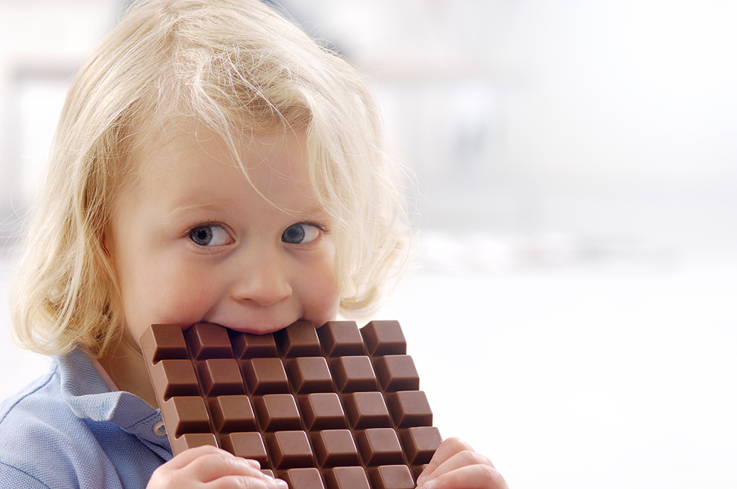 Kind mit Schokolade Kind mit Schokolade