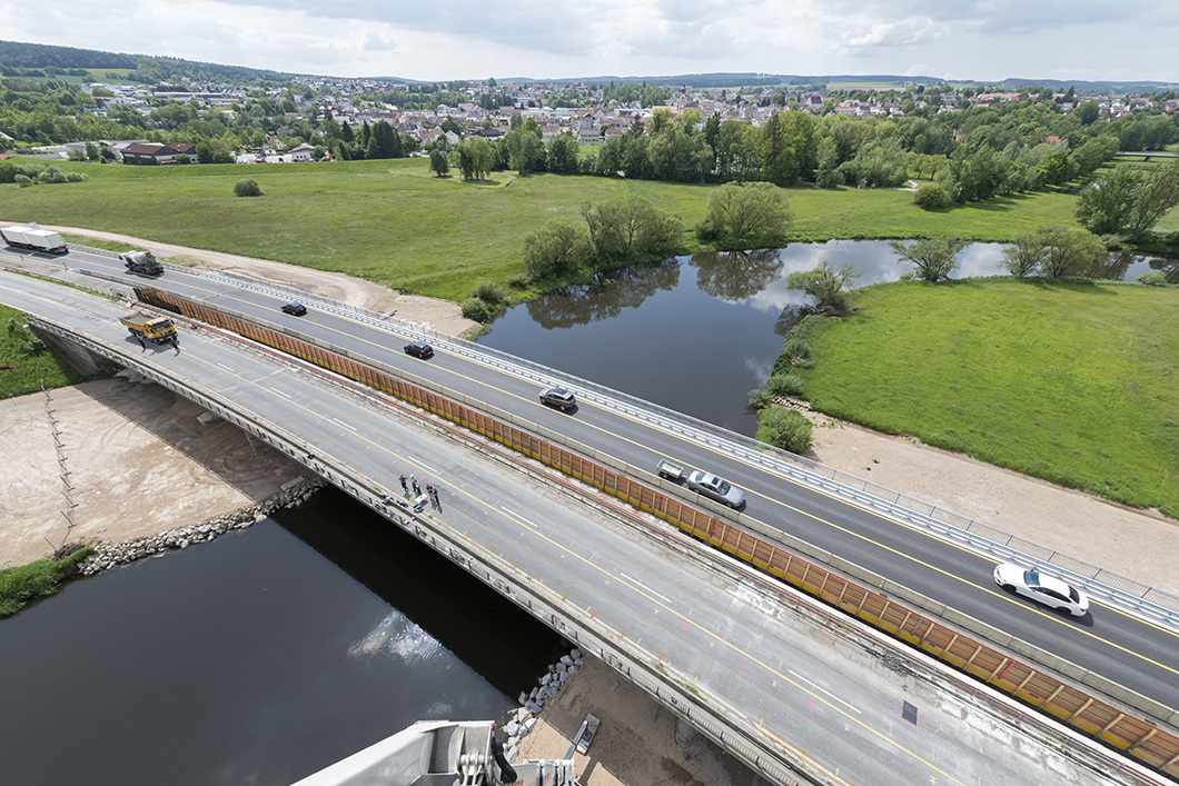 Mit Ultraschall unsichtbare Schäden an Brücken aufspüren Brücke mit Verkehr